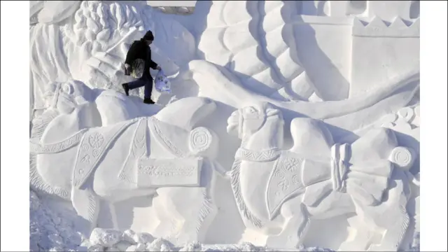 ښکلې چینايي توږل شوې مجسمې، چې په هایلو نچیان کې د کنګل پر سر توږل شوې دي