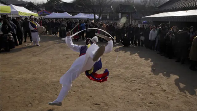 د سامولنوري نڅا، چې په سیول کې د جنوبي کوریا په دودیزه جامه کې وړاندېکېږي. 