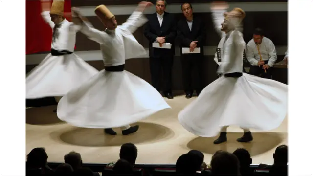 په استانبول کې د مولويه طریقې د بنسټګر جلال الدین رومي د ۷۳۷ په یاد کې د ملنګانو یوه ننداره. 