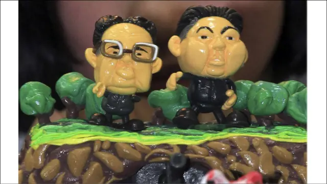 په سیول کې د لوبو ننداره، چې پکې د کوريايي مشر کیم جونګ اېل او د هغه د زوی کیم جونګ اون مجسمې په داسې حال کې وړاندې شوې، چې د دواړو کوریاګانو ترمنځ اړدوړ زیات شوی دی. 