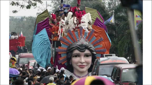 د فیلیپين په مانیلا کې د سینما یوه ډله د سرو زرو یوه ښيښه له ځانه سره لېږدوي.