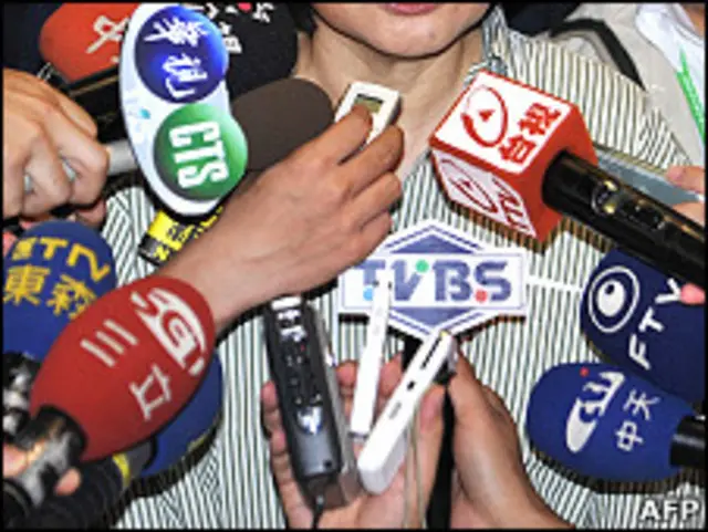 台湾电子媒体进行采访（资料图片）