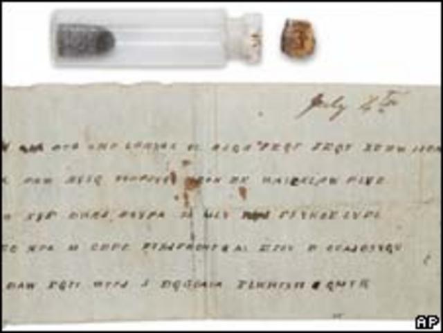 A garrafa e a mensagem que continha (Foto: AP/Museum of the Confederacy)