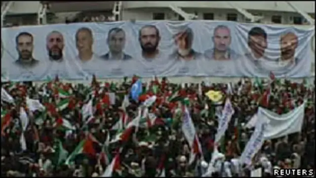 Kapal Mavi Marmara memasang lukisan wajah sembilan aktivis yang tewas akibat serangan Israel.