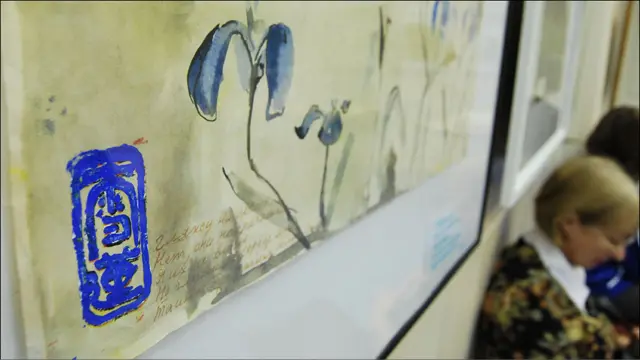 俄羅斯女藝術家把中國古詩翻譯成俄語，配在她的畫上。