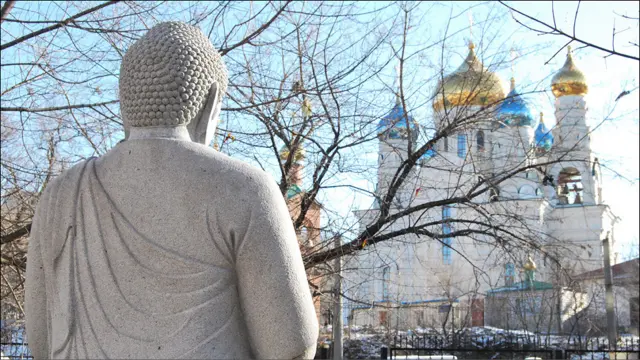 遠東聯邦大學東方學系門口的佛像與對面的東正教大教堂對望，也反映了海參崴融合東西方文化的獨特之處。