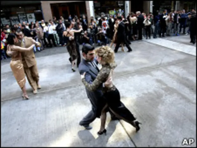 Bailarines de tango en una calle de Buenos Aires