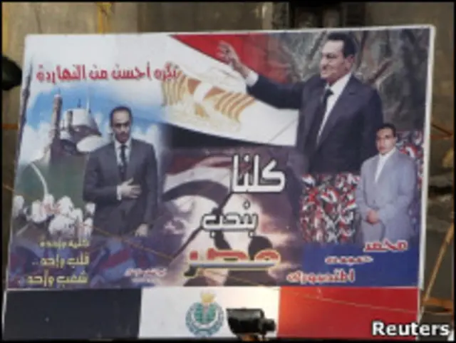 Tranh cổ động ở Ai Cập với hình cha con nhà Mubarak