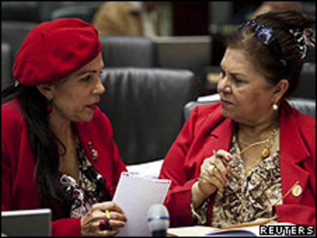 Dos diputadas de la Asamblea Nacional de Venezuela