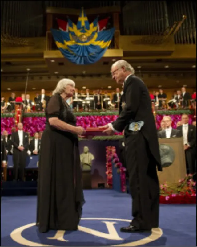 تسليم نوبل للطب