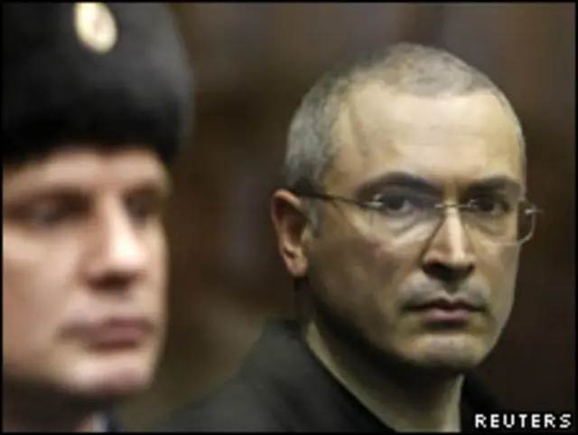 俄罗斯前石油大亨霍多尔科夫斯基在莫斯科某法院的犯人栏内听判（30/12/2010）