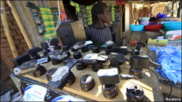 продавец зарядных устройств в Дарфуре