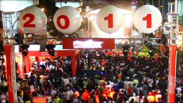 د نوي کال په خوښۍ کې مالیزیایان واټونو ته راوتلي دي.