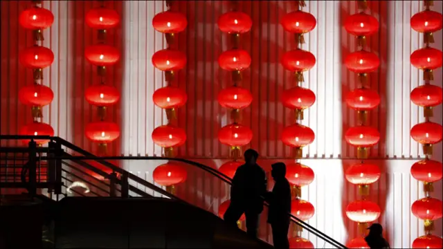 چینایان د نوي کال د خوښۍ لمانځلو لپاره څراغونه او شمونه بل کړي.