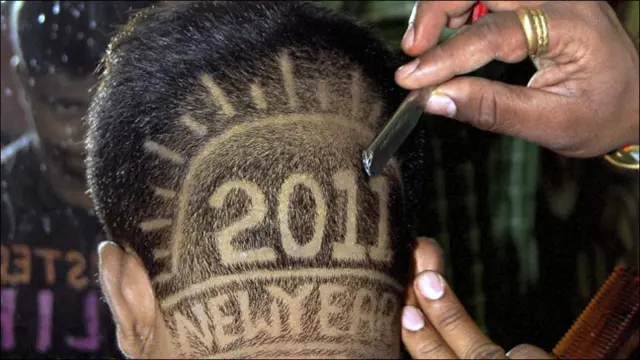 هندی ځوان د ۲۰۱۱ کال د خوښۍ لپاره پر خپل سر نورې نخرې کوي.