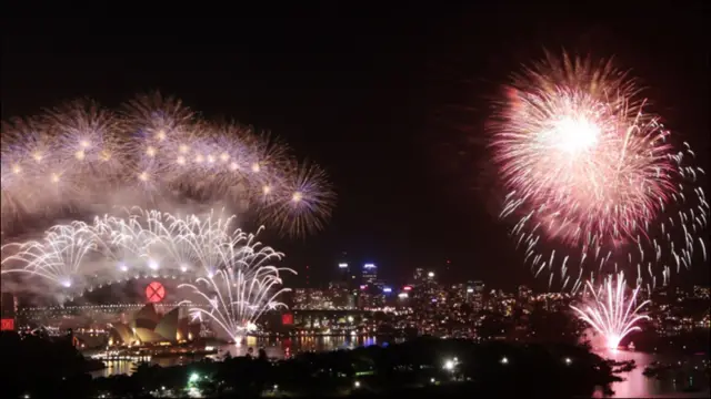 د استرالیا په سیډني ښار کې د نوي ۲۰۱۱ کال د خوښۍ په تړاو اورلوبې کوي.