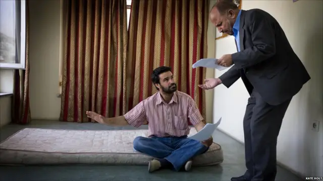 نوی کور نوی ژوند، رادیويي ډرامه د بي بي سي رادیو نړیوال سروېس لخوا د لومړي ځل لپاره په۱۹۹۴ کال کې د افغانستان لپاره پيل شوه. 