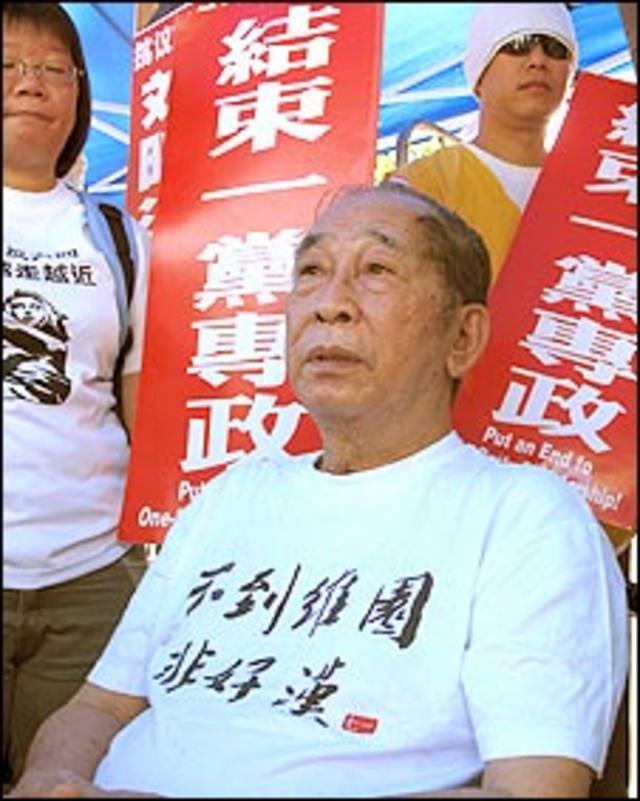 香港民主党元老司徒华参与“七一”游行（1/7/2010）