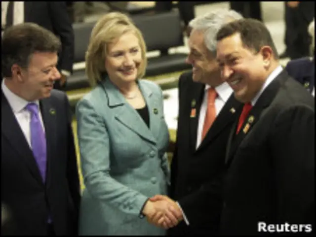 Hillary Clinton bersalaman dengan Hugo Chavez