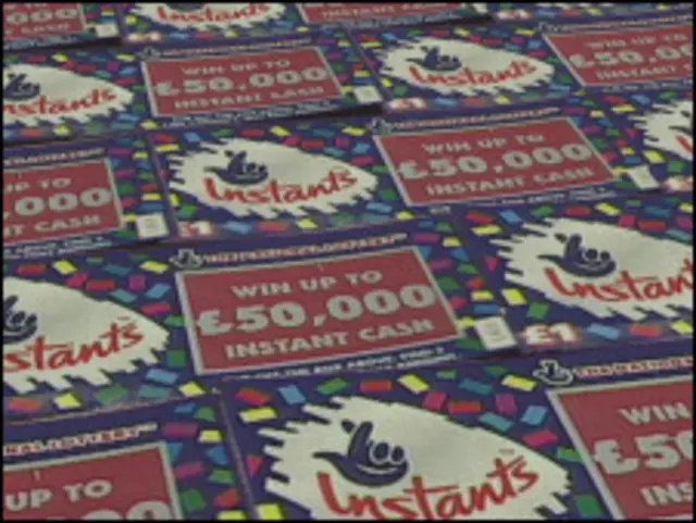 Seorang lelaki membuang selembar tiket lotere bernilai jutaan dollar ke tempat sampah.