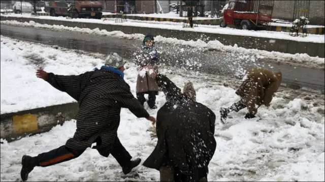 سری نگر: بچے برف میں 