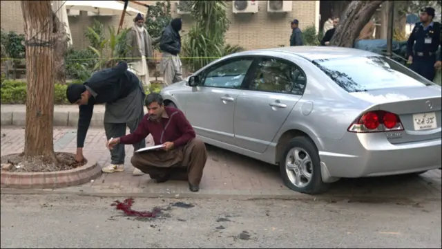 عيني شاهد : موږ د ننه کار کاوه او د ډزو غږ مو واورېد. کله چې د باندې راووتلو نو هرې خوا ته وینې پرتې وې