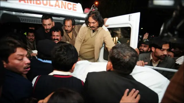 وزیر اعظم پاکستان یوسف رضا گیلانی نے گورنر پنجاب سلمان تاثیر کے قتل کے بعد تین روزہ سوگ کا اعلان کیا ہے