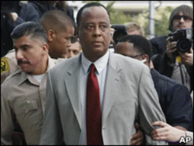 Врач Джексона Конрад Мюррей