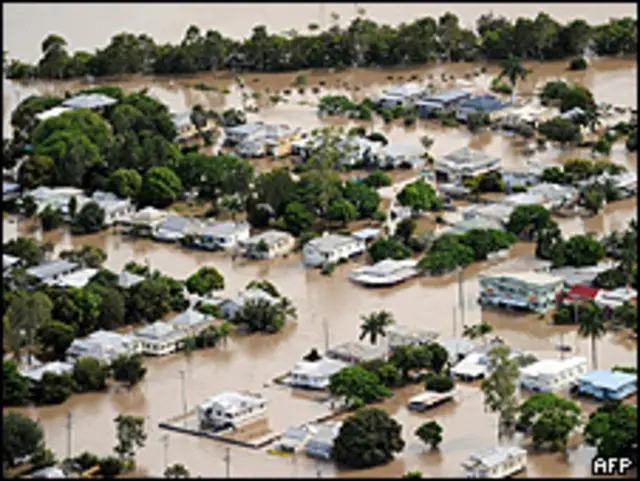 Bairro inundado pelo rio Fitzroy, em Rockhampton, Australia (AFP)
