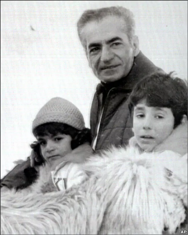 علیرضا پهلوی، پسر محمد رضا پهلوی شاه سابق ایران، روز سه شنبه ۱۴ دی ماه در خانه خود در بوستون آمریکا خودکشی کرد. علیرضا پهلوی سومین فرزند آخرین شاه ایران و فرح پهلوی، متولد سال ۱۳۴۵ بود. در این عکس محمد رضا پهلوی را به همراه دو فرزندش،‌ لیلا که در سال ۱۳۸۰ در لندن درگذشت و علیرضا می بینیم. 