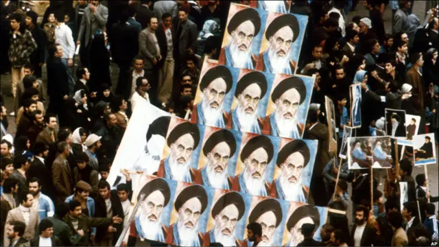 علیرضا پهلوی در جریان انقلاب همراه خانواده اش مجبور به ترک ایران شد. 