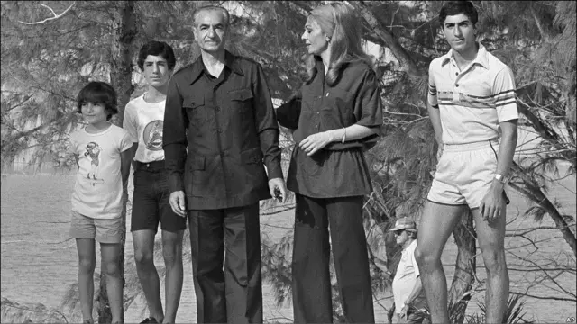 علیرضا پهلوی در کنار خواهرش لیلا در باهاما، همراه با پدر، مادر و برادر بزرگ تر رضا پهلوی.