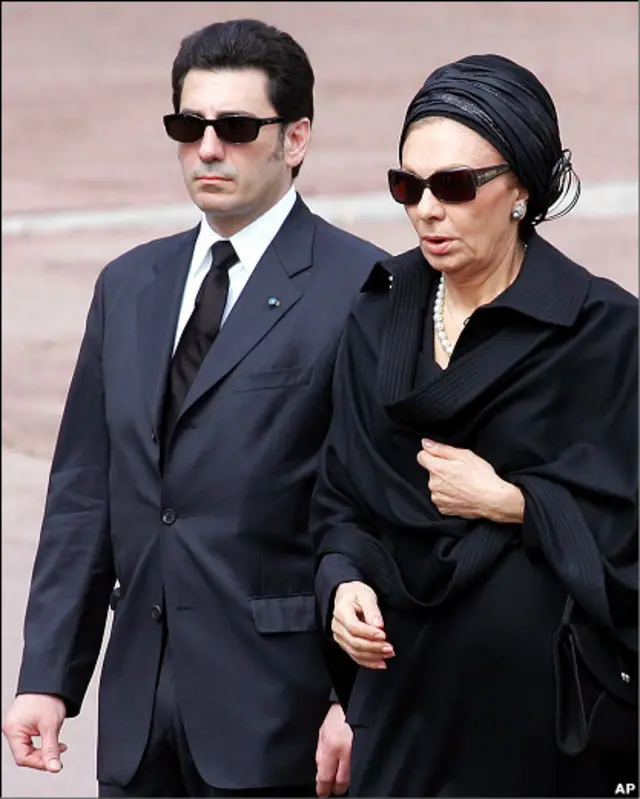 علیرضا پهلوی و مادرش در سال ۲۰۰۵ در مراسم تدفین پرنس "رینیه سوم"،‌ فرمانروای سابق موناکو، شرکت کرده بودند. 