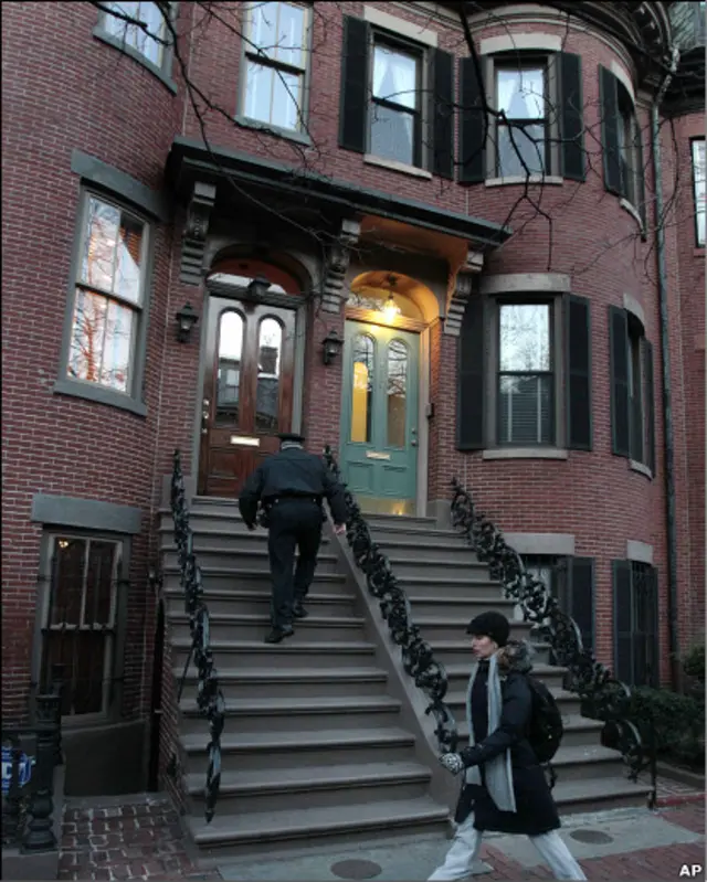 خانه علیرضا پهلوی در این ساختمان در بوستون آمریکا بوده است. در این عکس یک مامور پلیس در حال ورود به ساختمان است. در بیانیه ای که خانواده پهلوی در وبسایت رسمی رضا پهلوی، ولیعهد سابق ایران و برادر بزرگ تر او منتشر کرده اند، آمده است: "علیرضا پهلوی همچون میلیون ها جوان ایرانی، از آنچه که به ناروا بر میهن عزیزش می گذشت سخت آزرده و غمگین بود."