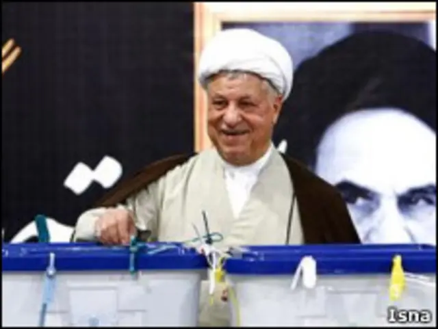 هاشمی رفسنجانی هنگام رای دادن در انتخابات ریاست جمهوری دهم