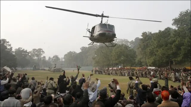 میت کو قبرستان لے جایا جا رہا ہے
