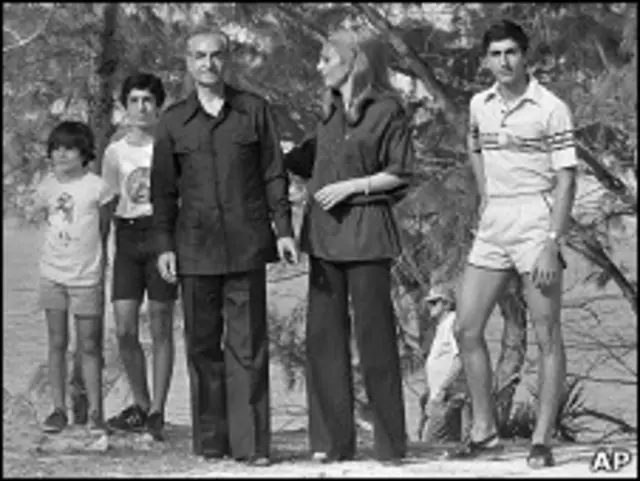 علیرضا پهلوی، نفر دوم از سمت چپ در کنار خانواده اش