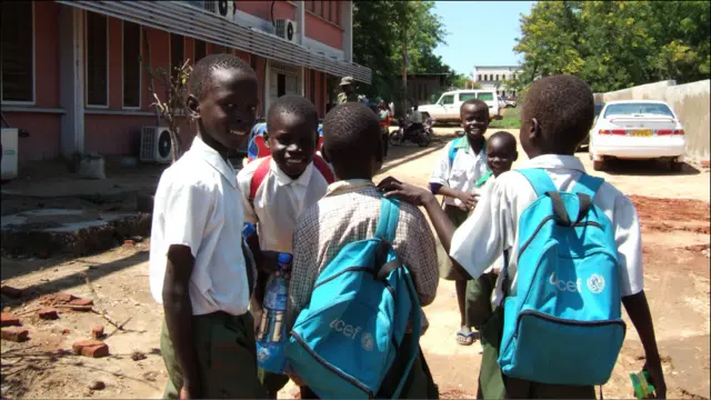 اطفال متوجهون الى المدرسة في جوبا-تصوير صفاء الصالح 