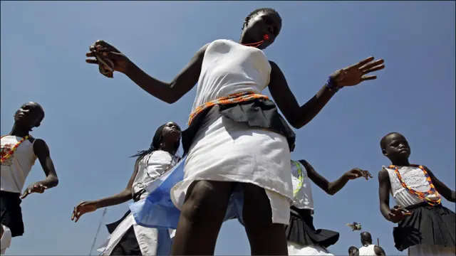 جنوبيات يرقصن في جوبا