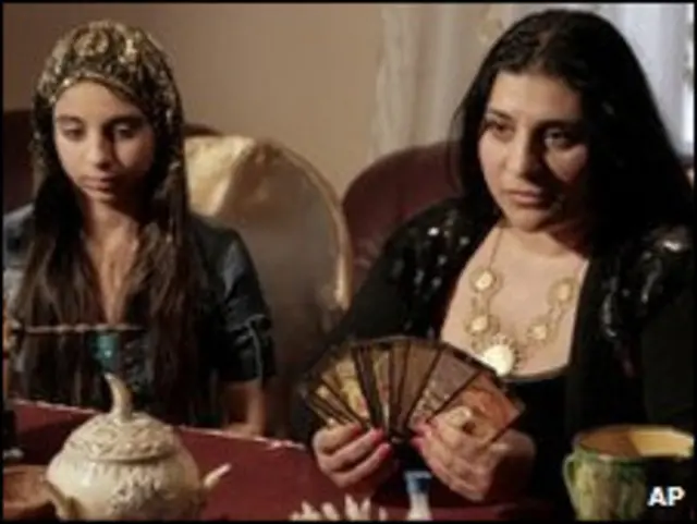 Колдунья Микаэла Минка (на фото справа) увидела в новом законе добрый знак