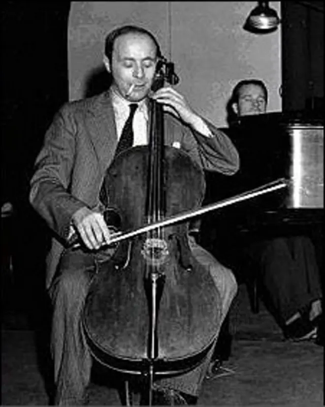 Емануель Фойєрманн на знімках - майже завжди з цигаркою. Він навіть рекламував цигарки - на ті часи рідкість для музиканта.