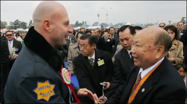 Cảnh sát trưởng Fresno, ông Jerry Dyer cùng Tướng Vàng Pao trong một buổi lễ của người Hmong tại California