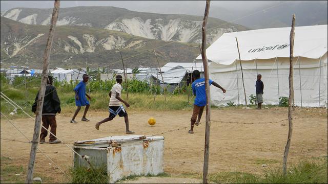 Niños jugando fútbol
