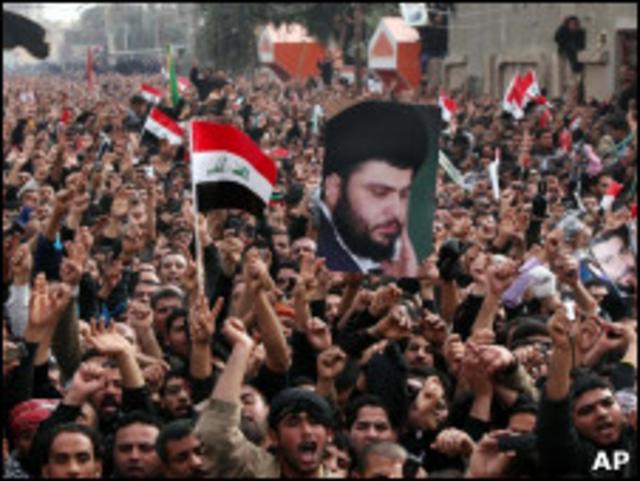 Толпа шиитов с портретом Садра