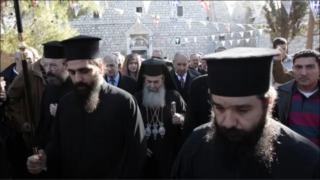 Theophilos III, kepala Kristen Orthodoks Yunani di Jerusalem, sedang menuju tempat kelahiran Yesus di Bethlehem.