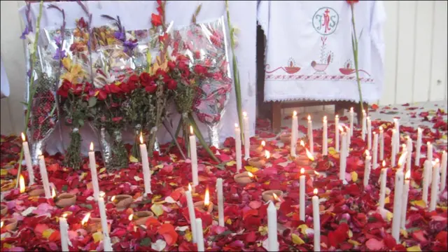 سلمان تاثیر کی بڑی تصویر کے نیچے شماعیں روشن کی گئیں اور پھول رکھے گئے۔