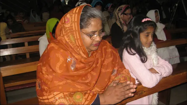 اس تقریب میں مرد، عورتیں اور بچوں نے شرکت کی۔ سلمان تاثیر کو خراج عقیدت پیش کرنے کے لیے آنے والی ایک خاتون دعا کر رہی ہے۔ 