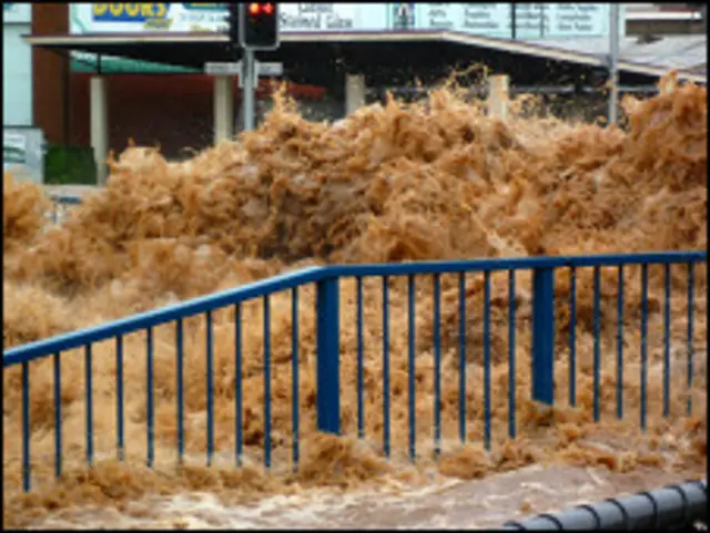 Banjir bandang menyebabkan puluhan orang belum ditemukan.