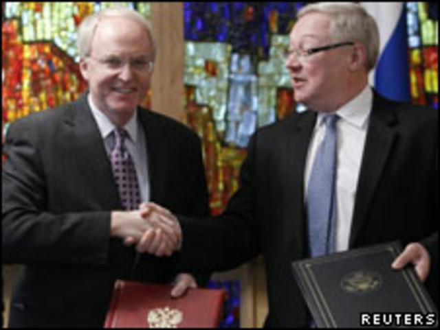 Посол США в РФ Джон Байерли и заместитель главы МИД РФ Сергей Рябков