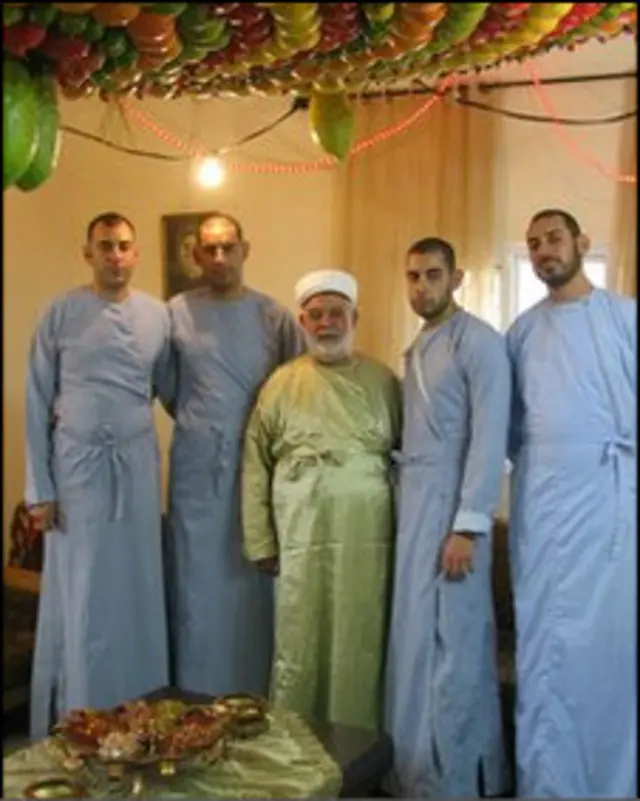 ژوزف کوهن و پسرانش برای عید سوکوت آماده می شوند